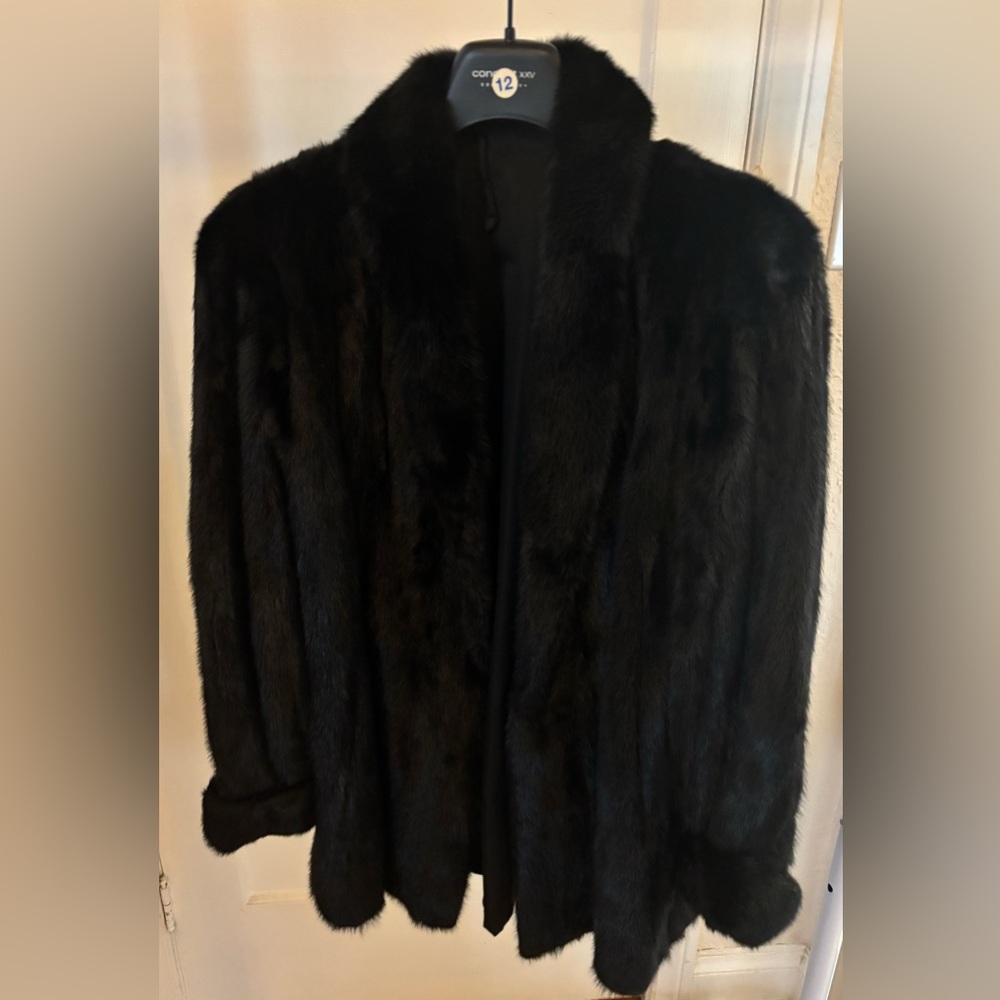 Elegant Canadian Black Mink Fur Coat. Excellent condition. Very warm!